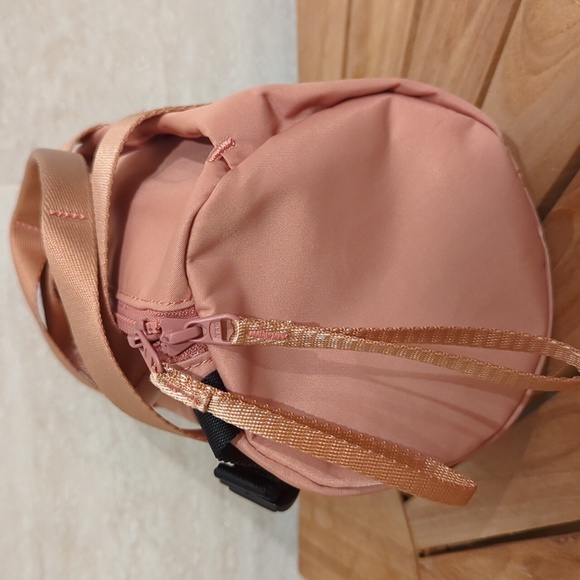 Everlane Crossbody Bag in Peach and Tan - Picture 4 of 6